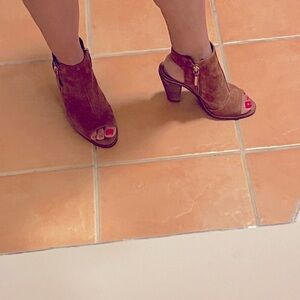 Gianni Bini, 61/2M, 4” heel Sandals